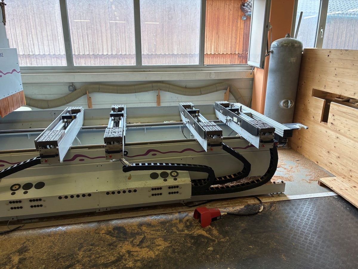 WEEKE BHC 550 CNC-Bearbeitungszentrum – Konsolentisch